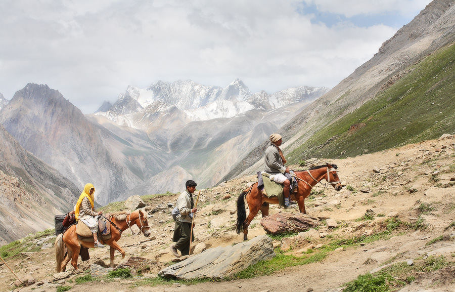 Условие жизни человека в горах. Горный житель. Люди живущие в горах. Жизнь в горах Кавказа. Жизнь быт и традиции людей живущих в горах.